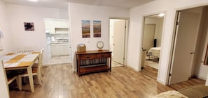 2 slaapkamers, een strijkplank/strijkijzer, gratis wifi, beddengoed