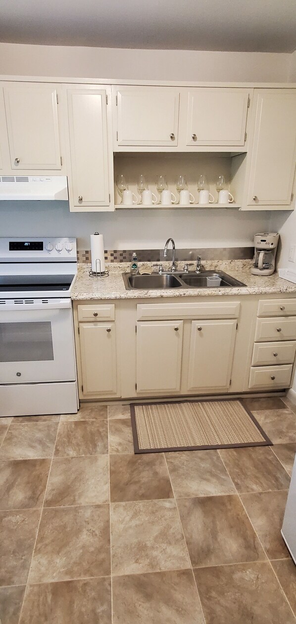 Fridge, oven, stovetop, coffee/tea maker