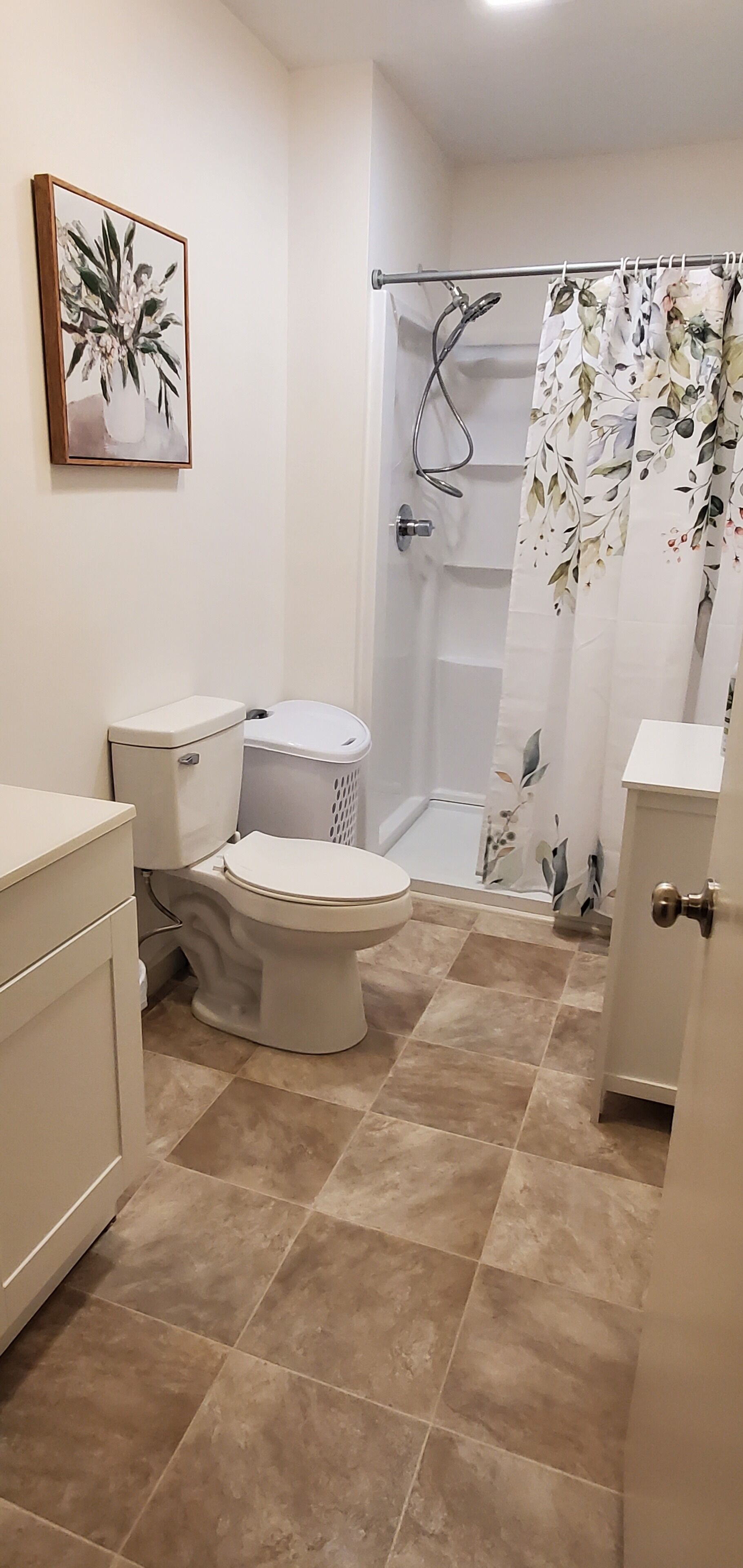 Suihku, hiustenkuivaaja, pyyhkeet, saippua