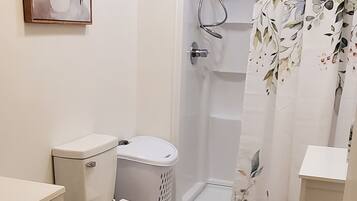 Suihku, hiustenkuivaaja, pyyhkeet, saippua