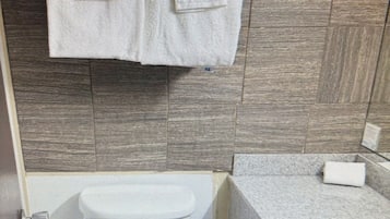 Haartrockner, Handtücher, Seife, Shampoo