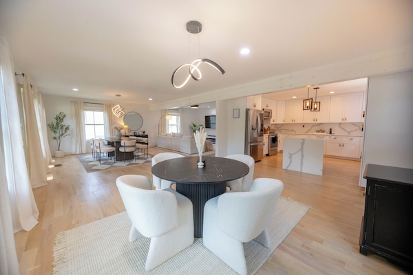 Dining area adjacent to kitchen and living room