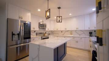 Een microgolfoven, een oven, een kookplaat, een vaatwasser