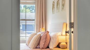 4 bedrooms, iron/ironing board, WiFi, bed sheets