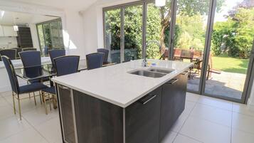 Cookware/dishes/utensils