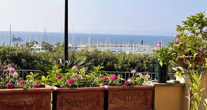 Beautiful 1 bed apartment, sleep 4, 3 min to beach on foot, garage A/C and lift.