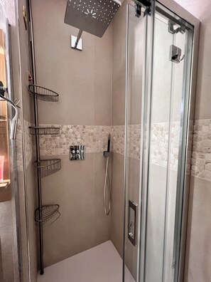 Dusche, Haartrockner, Bidet, Handtücher