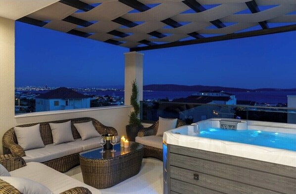 Outdoor spa tub