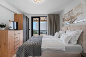 5 bedrooms, iron/ironing board, WiFi, bed sheets