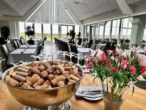 House | Banquet hall - 8 Person Holiday Home on a Holiday Park in Romo (Rømø)