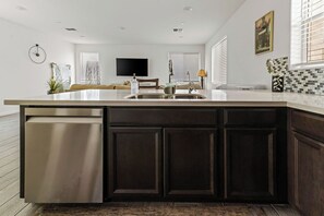 Interior - 3 Bedrooms 3 Baths New Build House In Chandler W/ Community Pool & Hot Tub (Chandler)