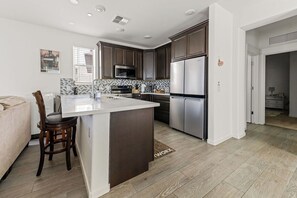 Microwave, oven, stovetop, dishwasher - 3 Bedrooms 3 Baths New Build House In Chandler W/ Community Pool & Hot Tub (Chandler)