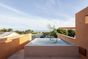 حمّام سباحة خارجي