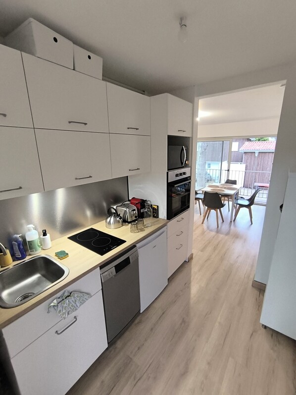 Mikrovågsugn, ugn, spishäll och diskmaskin
