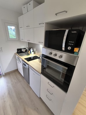Micro-ondes, four, plaque de cuisson, lave-vaisselle