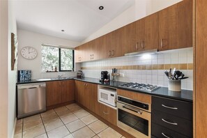 Four, plaque de cuisson, lave-vaisselle, cafetière/bouilloire