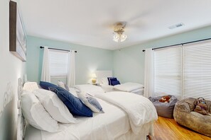3 bedrooms, iron/ironing board, Internet, bed sheets - Spacious house with private pool, arcade games, W/D & close to beach (North Myrtle Beach)