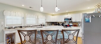 Spacious house with private pool, arcade games, W/D & close to beach