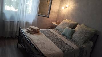 3 bedrooms, desk, iron/ironing board, travel cot