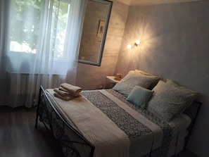 3 slaapkamers, een bureau, een strijkplank/strijkijzer, reisbedje