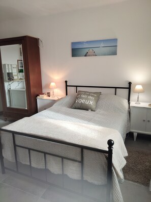 3 bedrooms, desk, iron/ironing board, travel cot