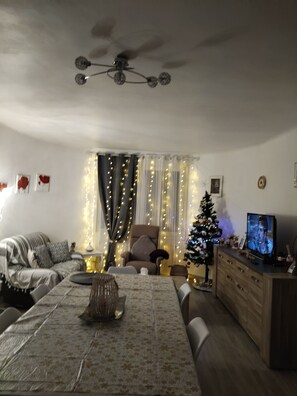 Smart TV, books - First floor apartment in a villa with terraces and swimming pool (Ollioules)