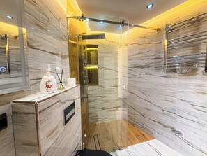 Shower, hair dryer, towels, soap - Essalmi luxury apartment in Marrakech (Marrakech)