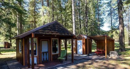 2 Rustic 1-bedroom cabins w/outhouse and external shower Mazama