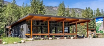 2 Rustic 1-bedroom cabins w/outhouse and external shower Mazama