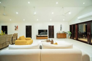 Living area - Villa 100 - 4BR Private Villa w Private Pool - Fenced Pool (Nadi)