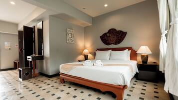 Desk, free WiFi, bed sheets