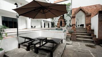 Hồ bơi ngoài trời