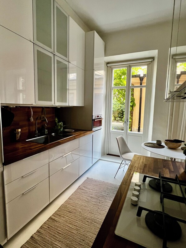 冰箱、微波炉、烤箱、炉灶