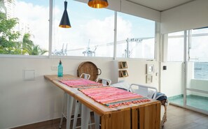 デラックス スタジオ ベイビュー | ノートパソコン用作業スペース、WiFi (無料)