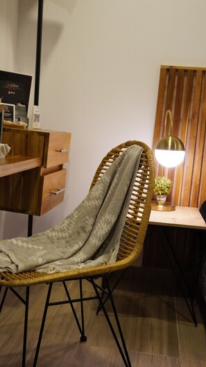 Habitación Confort, vista a la bahía | Espacio para trabajar con laptop y wifi gratis