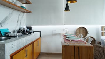 Estudio Deluxe, vista a la bahía | Cocina privada | Frigobar