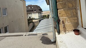 A residential area with a stone building, a metal gutter, and a clear sky. - ☀️ Apartment in a quiet residence located 20 m from the beach ☀️ (Houlgate)