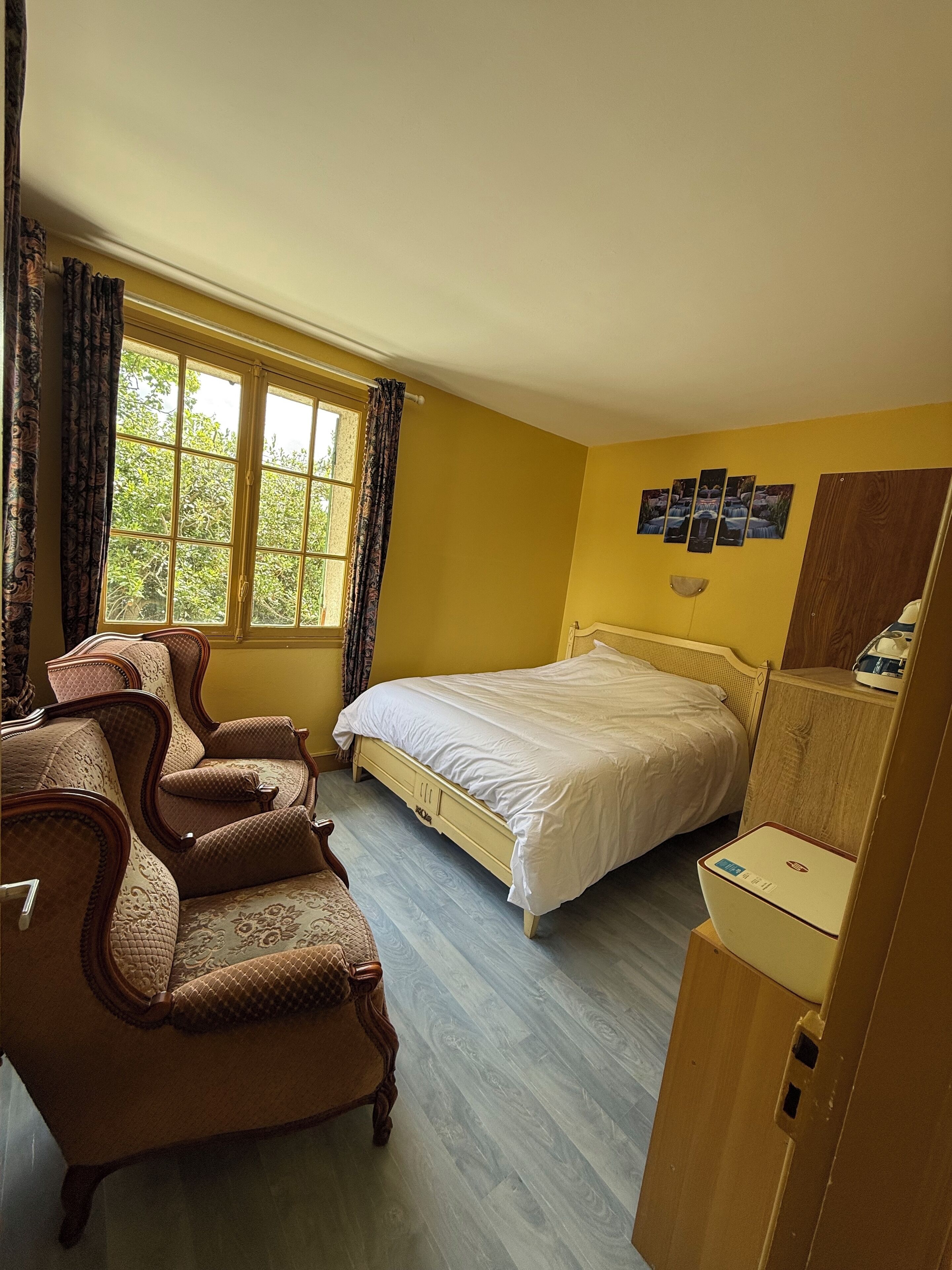 1 quarto, ferros/tábuas de passar roupa