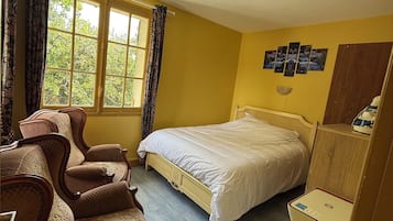 1 slaapkamer, een strijkplank/strijkijzer