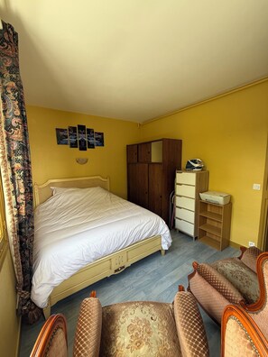 1 habitación y tabla de planchar con plancha 