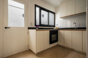 Microondas, horno, placa de cocina, utensilios de cocina