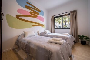 Escritorio, espacio para trabajar con laptop y cortinas blackout 