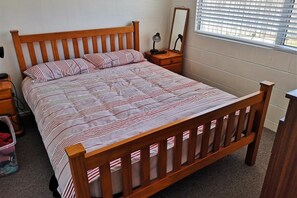 Iron/ironing board, bed sheets