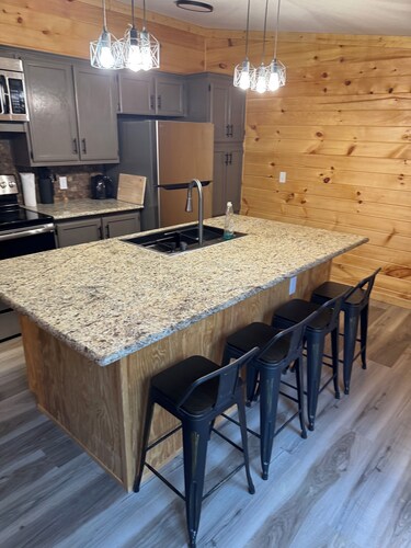 Cozy 2-bedroom cabinesque in charming East Bernstadt with WiFi, AC