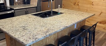 Cozy 2-bedroom cabinesque in charming East Bernstadt with WiFi, AC