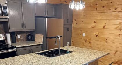 Cozy 2-bedroom cabinesque in charming East Bernstadt with WiFi, AC