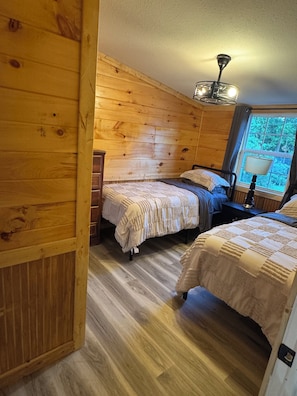 Room - Cozy 2-bedroom cabinesque in charming East Bernstadt with WiFi, AC (East Bernstadt)