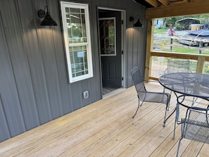 Outdoor dining - Cozy 2-bedroom cabinesque in charming East Bernstadt with WiFi, AC (East Bernstadt)