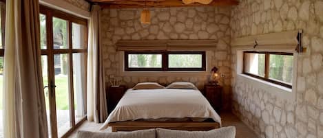 4 室のベッドルーム、セーフティボックス (室内)、アイロン / アイロン台、旅行用ベビーベッド