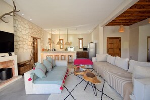 Smart TV, fireplace, stereo